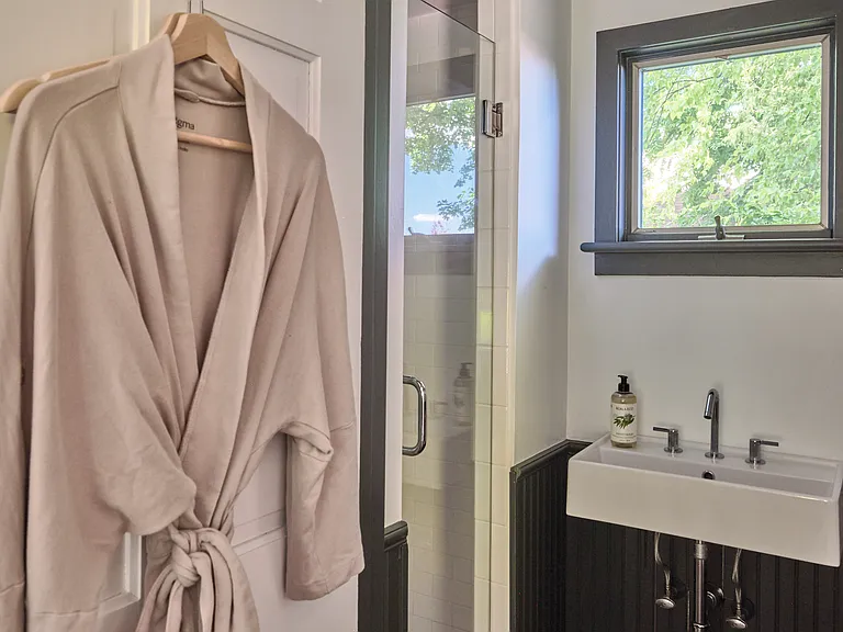 1st Floor Cottage - Full Bathroom