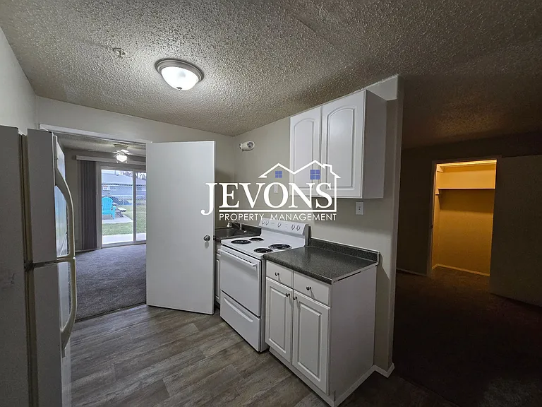 406 S 60th Ave #B — Photo 2