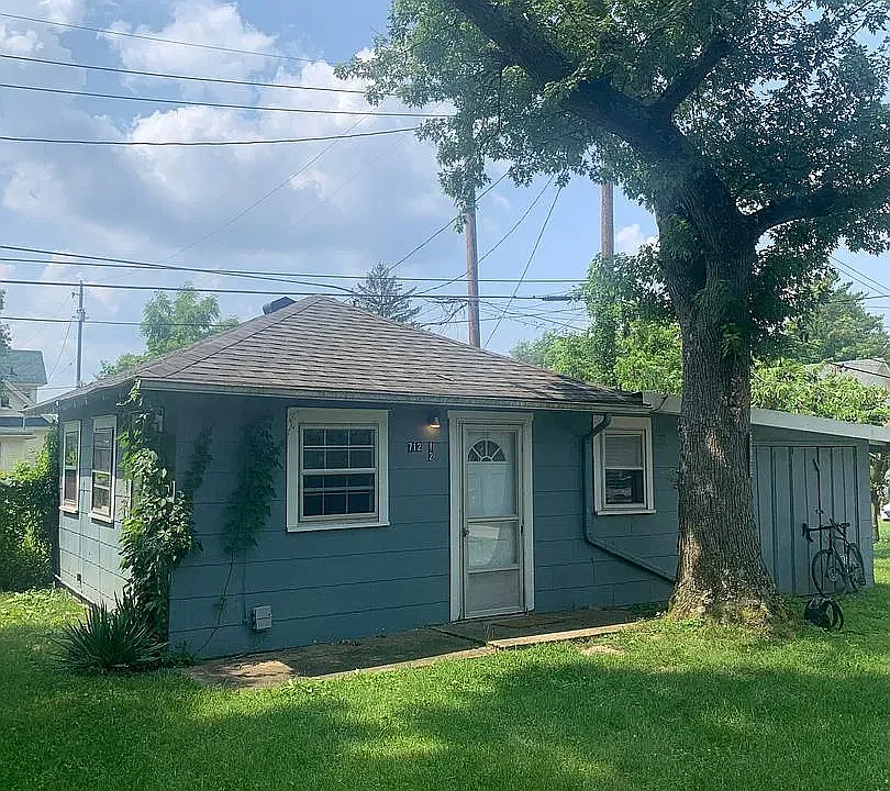 712 1/2 E Cottage Grove Ave