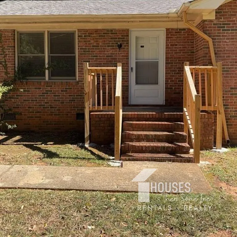 104 Crestview Dr — Photo 2