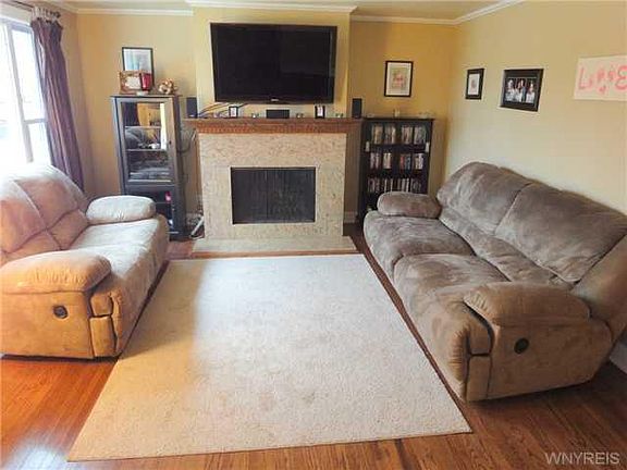 4th image of 228 Pickford Ave