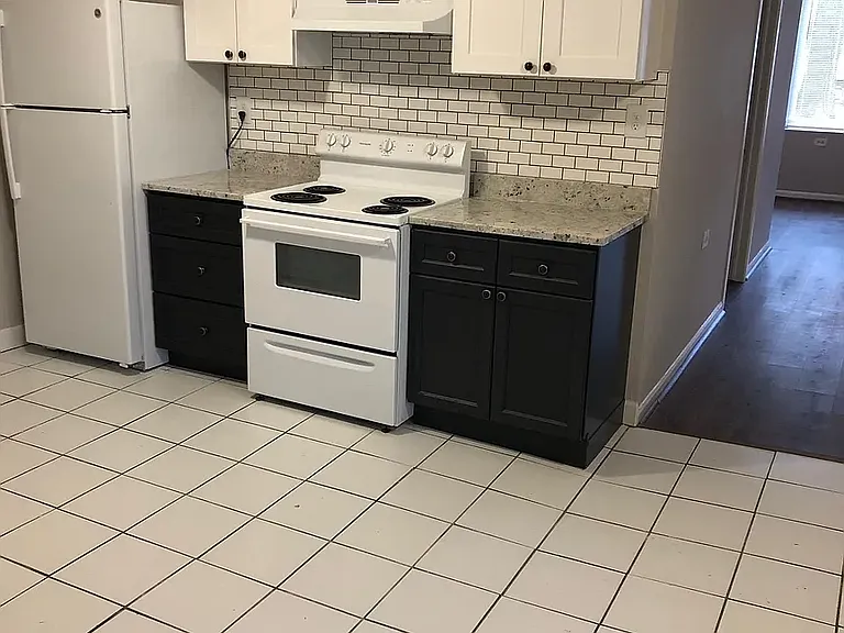 2058 W Erie St #G — Photo 12