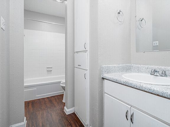 4th image of 419 Harding Pl #212