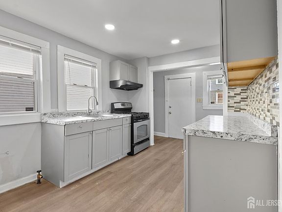4th image of 83 May St