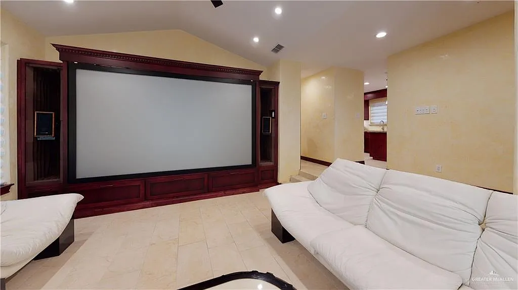 3 bed, 2.0 bath, 1365 sqft, $3,500 — Photo 2