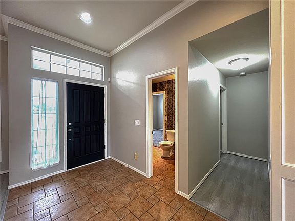 5th image of 16900 Gladstone Cir