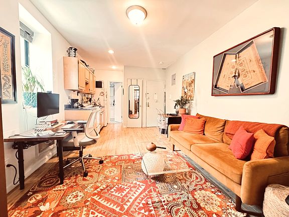 2nd image of 306 E 6th St APT 10