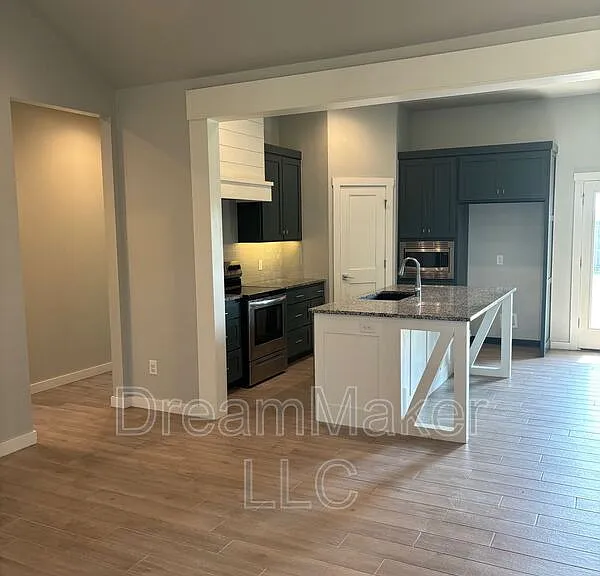 5225 E Maple Rd — Photo 2