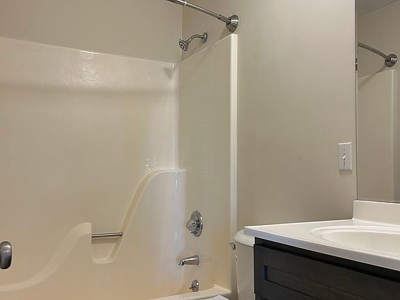 4th image of 100 Holmes Dr #A