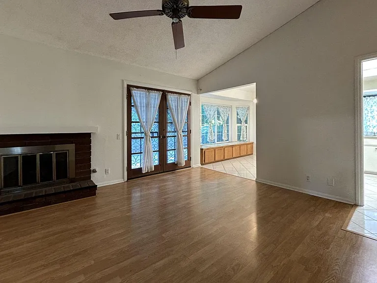 6064 Laura Ln — Photo 2
