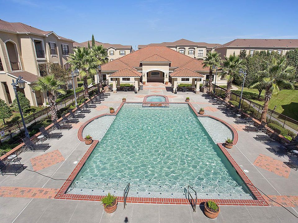 Pool w/cabanas & outdoor kitchens