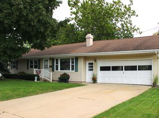 1223 N 4th St, Manchester, IA 52057