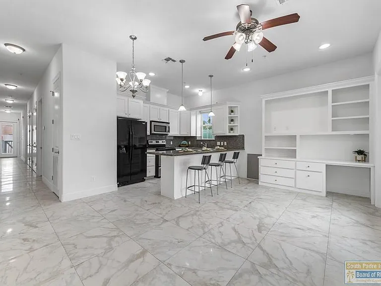 110 E Retama St #4 — Photo 7