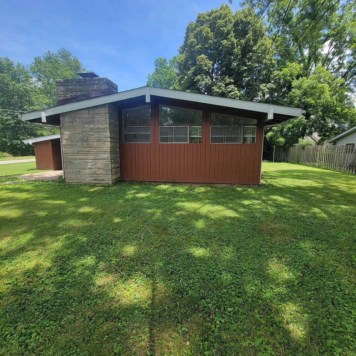 Side of the house. - 100 Circle Dr