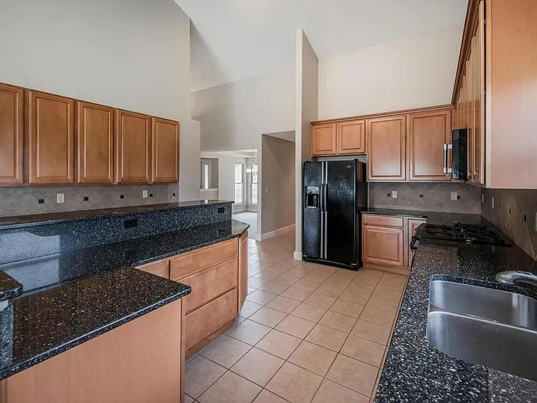 2323 Charoe St — Photo 4