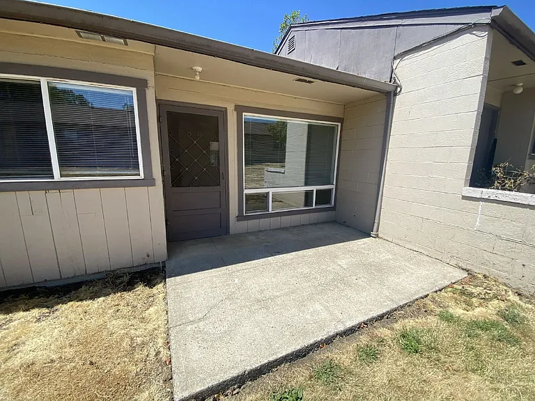 769 NE Alameda Ave — Photo 2