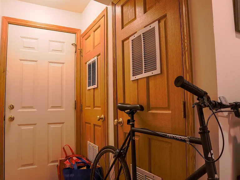 715 S Claremont Ave — Photo 13