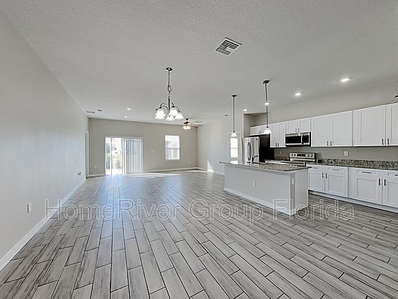 3rd image of 1902 Lakeview Way