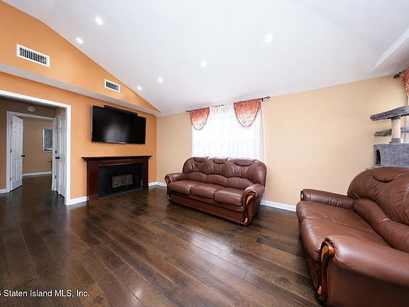 3rd image of 407 Stoneham St