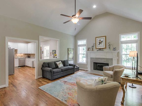 3rd image of 423 Evergreen Cir