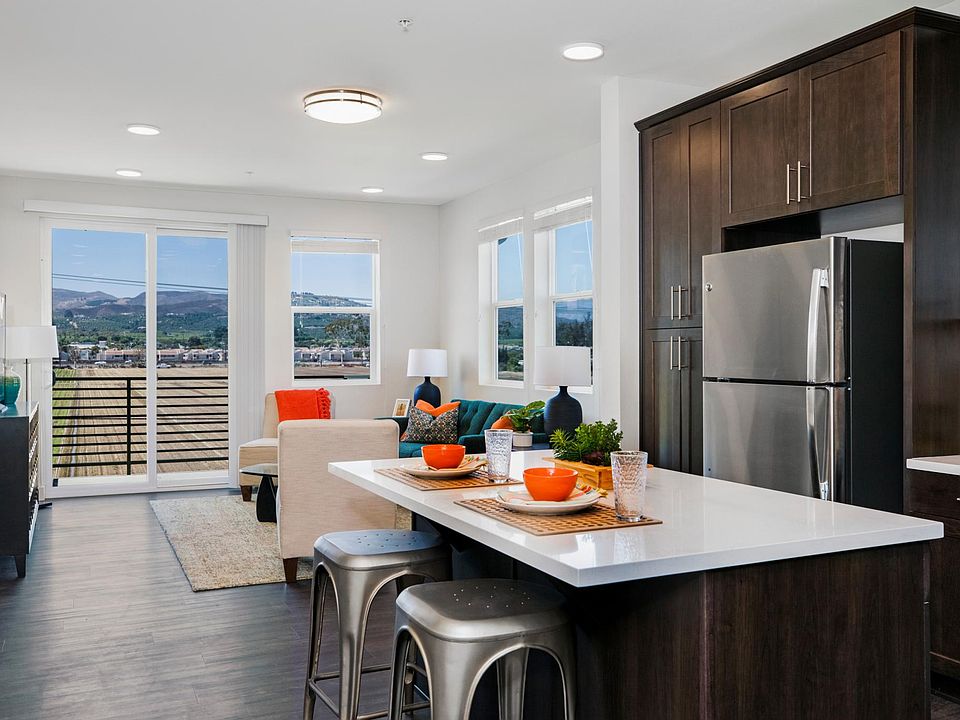 1st image of 940 Los Angeles Ave #101