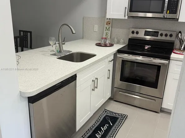 1102 Bahama Bnd APT D2, Pompano Beach, FL 33066