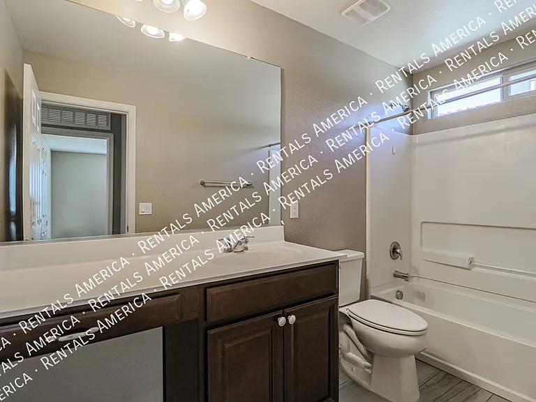 2930 E Detroit St — Photo 30