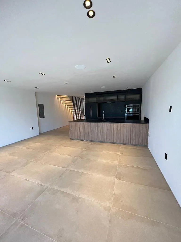 3 bed, 3.0 bath, 1600 sqft, $6,250 — Photo 2