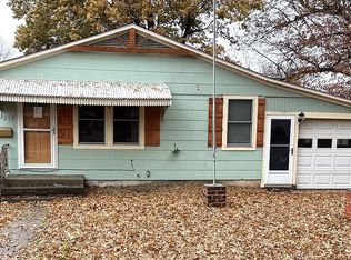 210 Cherokee Ave, Hiawatha, KS 66434