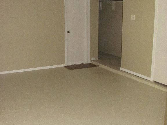 4th image of 821 Oak Grove Ln
