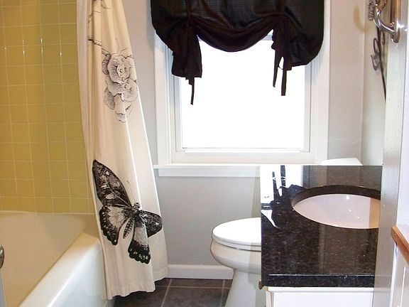 Mn flr bath granite counter