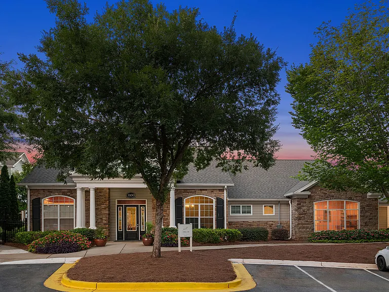 C195580_CreeksideVista_DUSK_LEASING_OFFICE_03