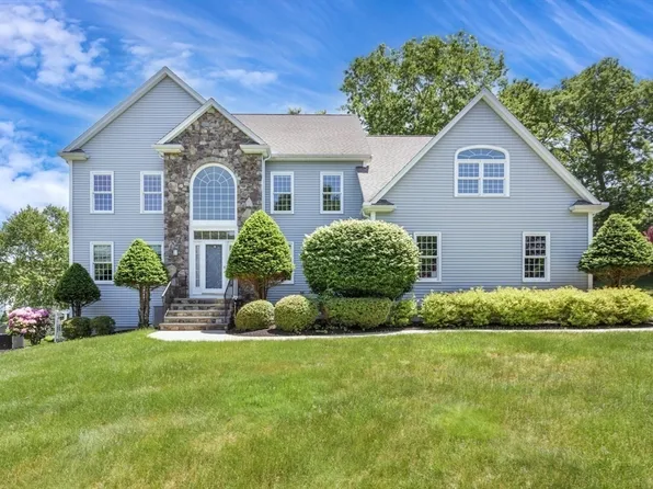 18 Hayden Ln, Franklin, MA 02038