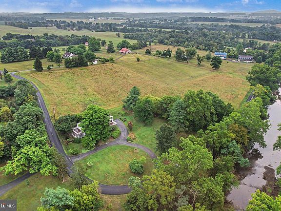 3rd image of 190 Plank Rd