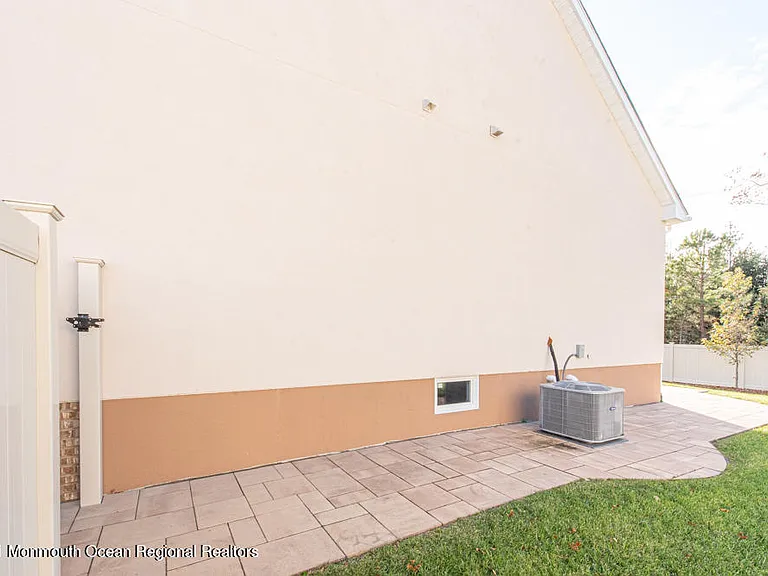 12 Cindy Ct — Photo 57