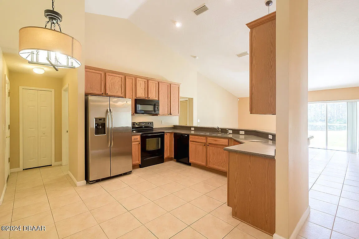 3 bed, 2.0 bath, 1921 sqft, $2,395 — Photo 4