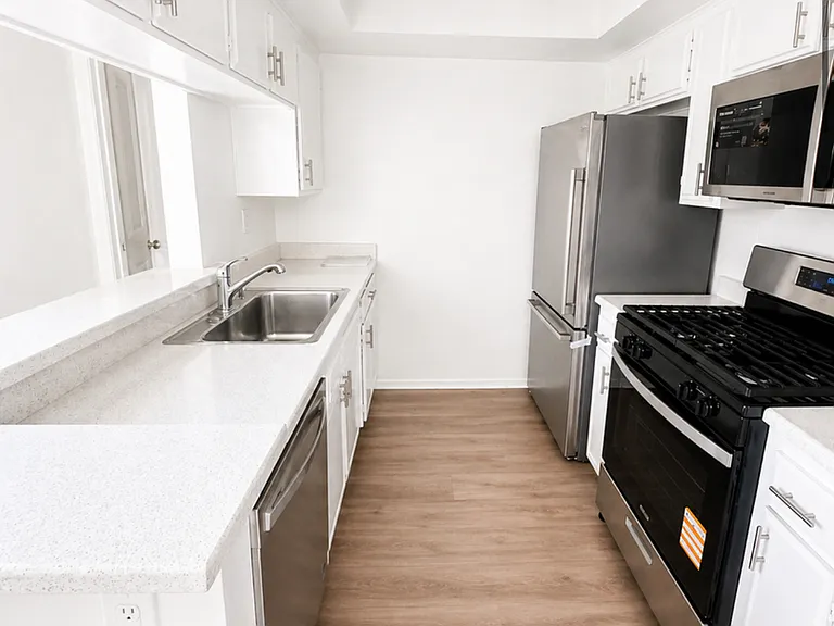 The Premier on Moorpark — Photo 4
