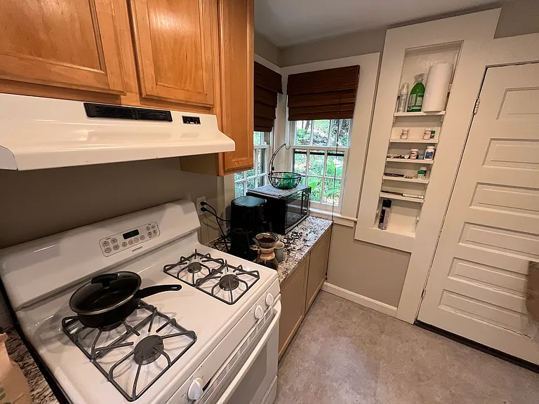 247 The Prado NE #REAR COTTAGE — Photo 7