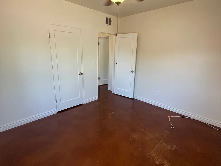 1426 E 9th St — Photo 23