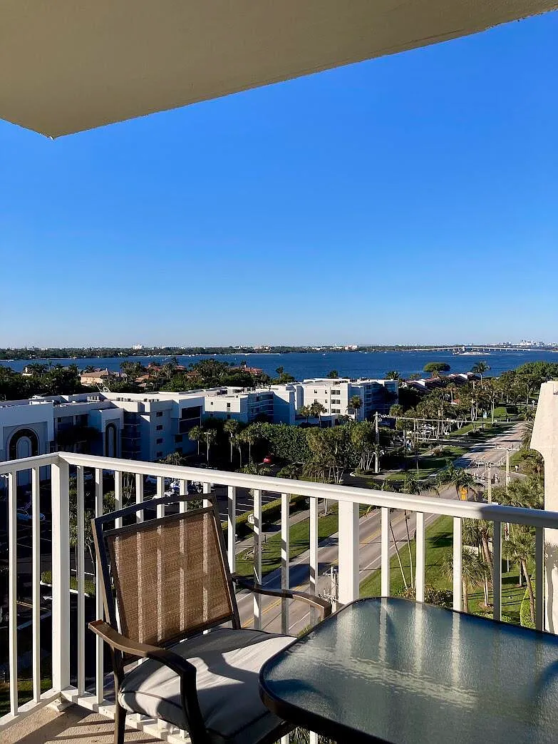 1 bed, 2.0 bath, 983 sqft, $4,000 — Photo 2
