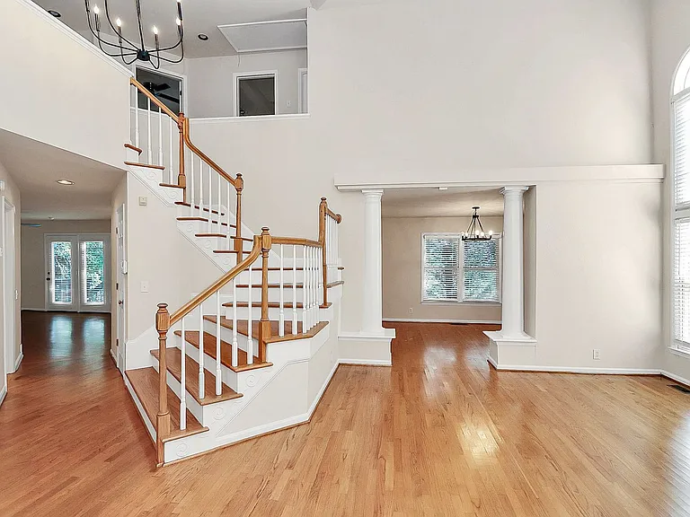 500 River Oaks Ln — Photo 2
