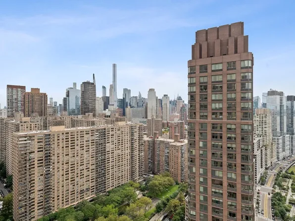 200 Riverside Boulevard image 3 of 11