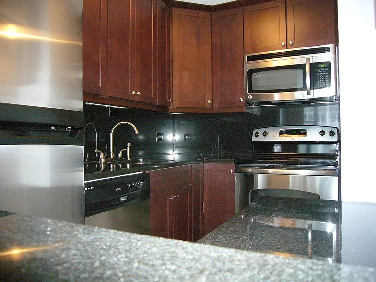 4250 N Marine Dr #22 — Photo 2