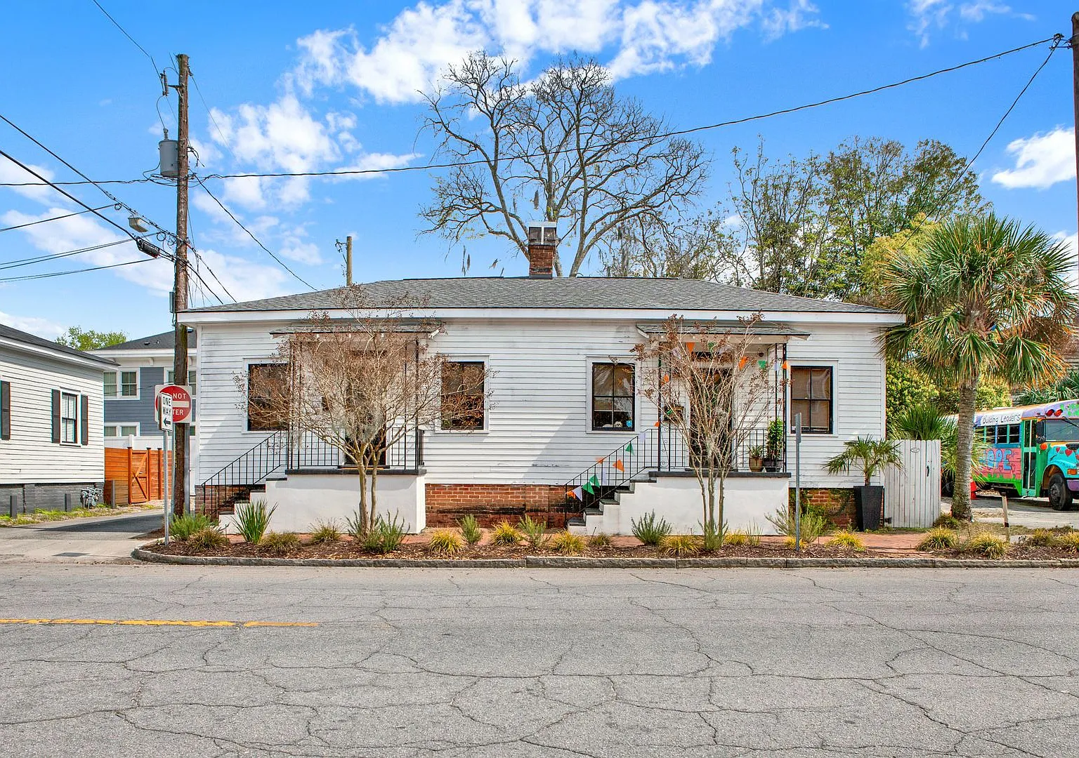 Charming Railroad-Style Townhouse Near Forsyth Park & Starland — Photo 3