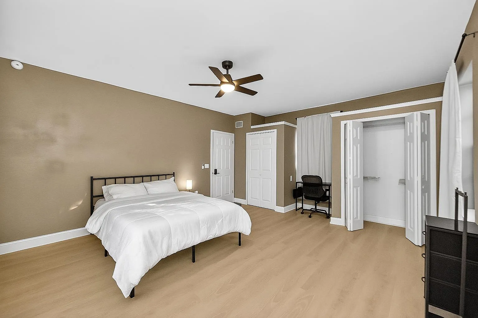 4 bed, 3.0 bath, 1800 sqft, $910 — Photo 2