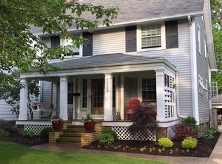 1256 Overlook Rd, Lakewood, OH 44107