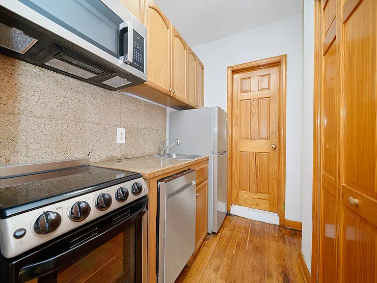 331 W 43rd St #4B — Photo 5