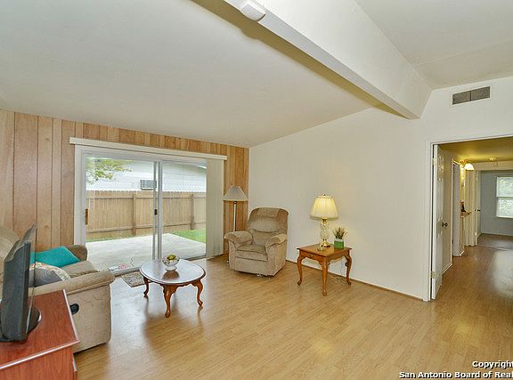 4th image of 106 Lakeshore Dr