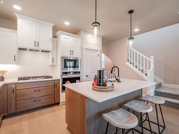 5th image of 3274 SE Hemera Ln