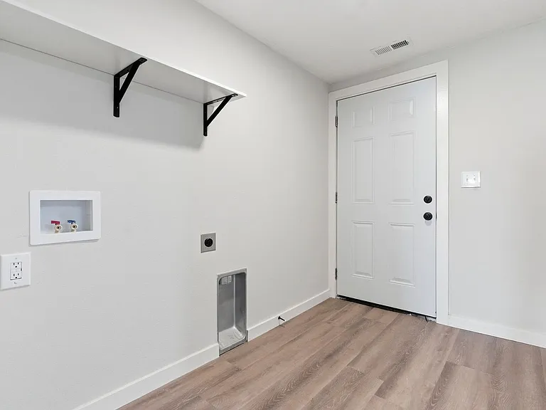 1339 E Division St — Photo 19